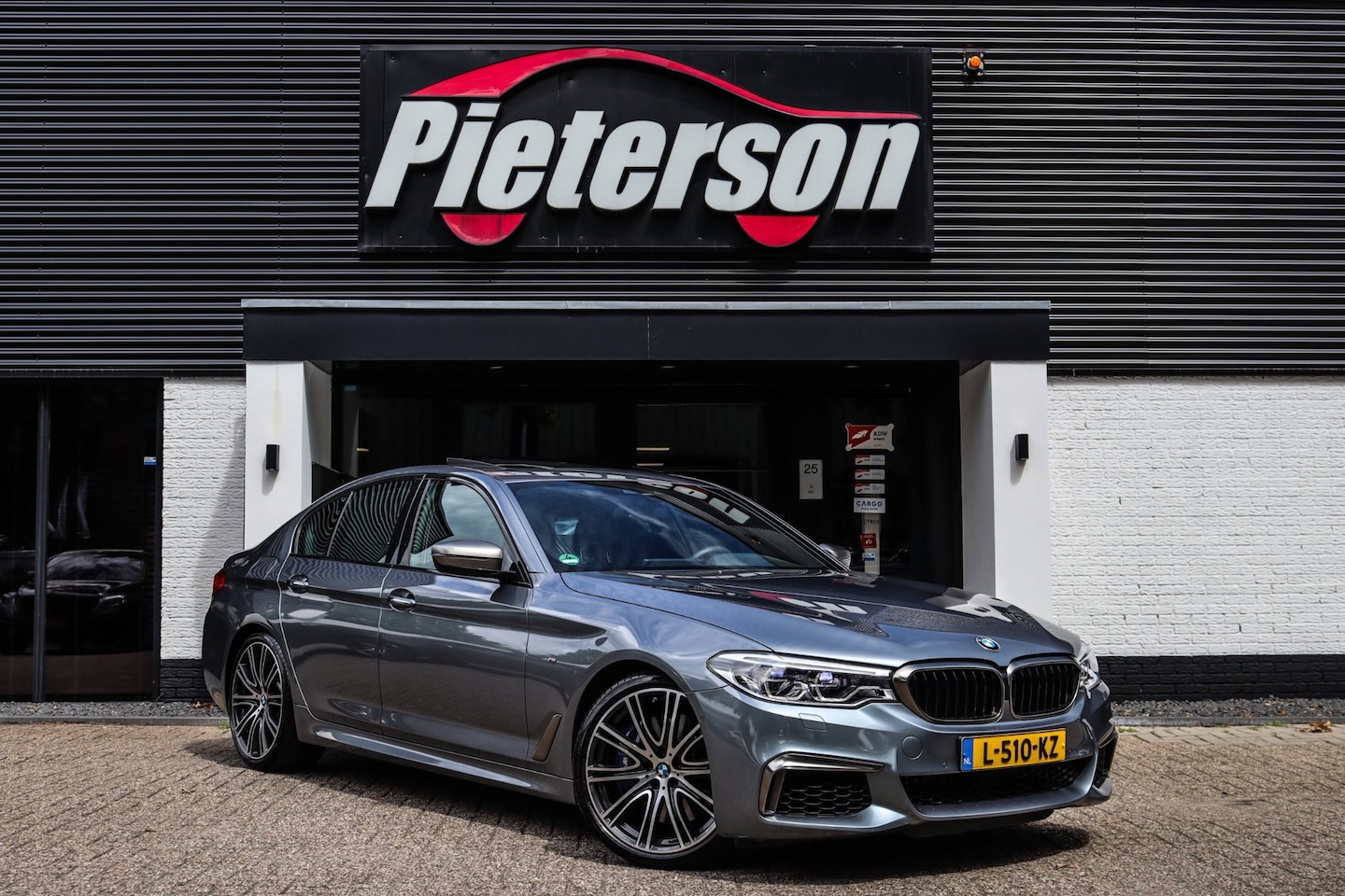 BMW 5-serie - M550i xDrive PANO H&K SOFTCLOSE DEALER OH HUD - AutoWereld.nl