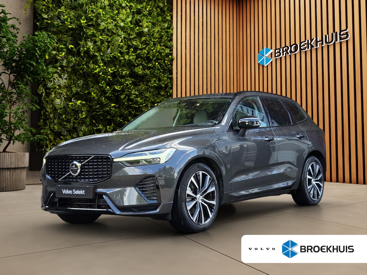 Volvo XC60 - 2.0 T8 Plug-in hybrid AWD R-Design | SOH 96% | Luchtvering | Trekhaak | HUD | Memory | Har - AutoWereld.nl