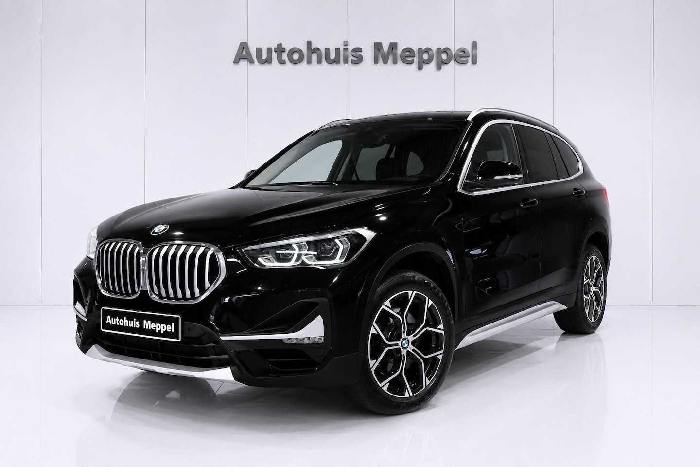 BMW X1 - sDrive20i X-Line*LED*PDC*Navi*HiFi*Sportstoelen - AutoWereld.nl
