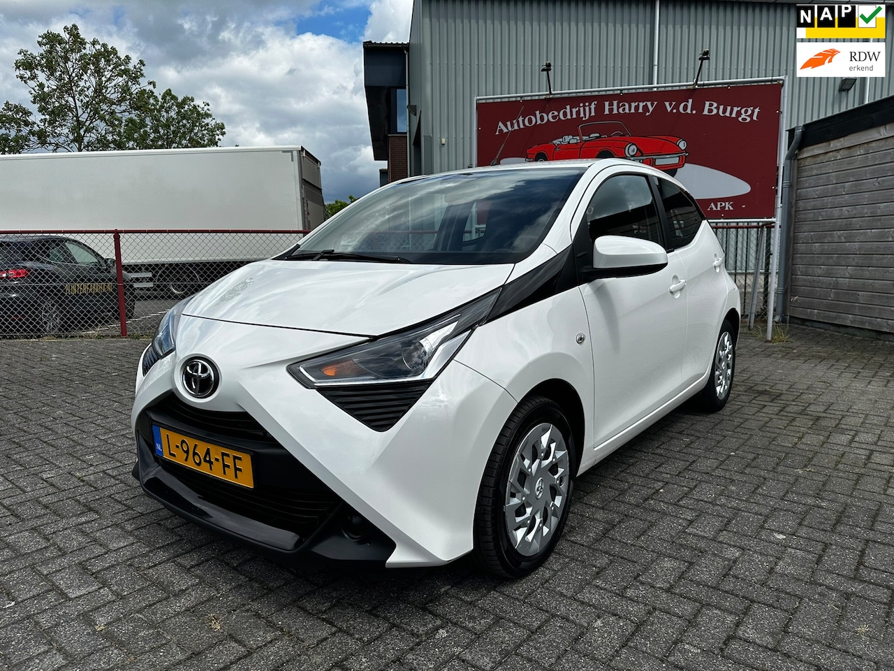 Toyota Aygo - 1.0 VVT-i x-play limited | Camera | Apple Carplay | Airco - AutoWereld.nl