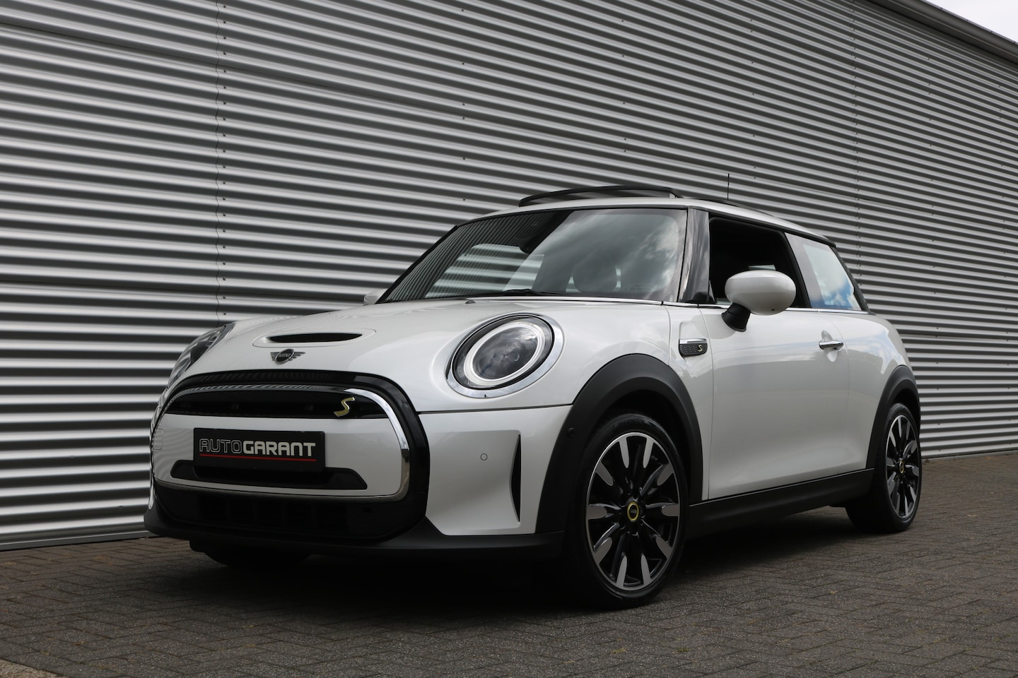 MINI Electric - MINI Electric 33 kWh (SOH 95.6% Panoramadak Sportleder Carplay HeadUp HarmanKardon Keyless - AutoWereld.nl