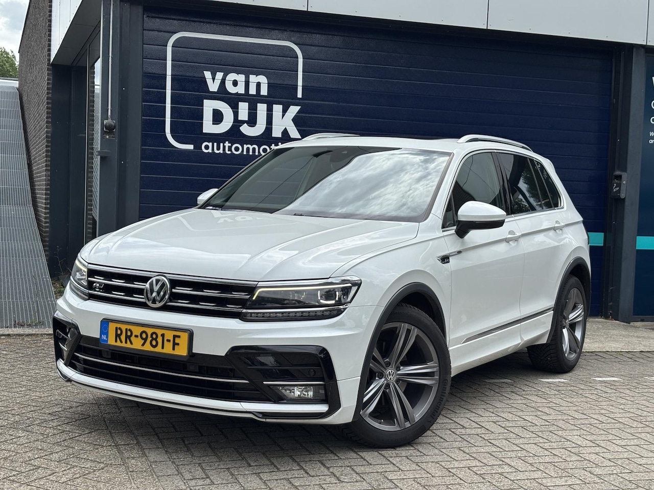 Volkswagen Tiguan - 1.4 TSI ACT Highline Panoramadak Trekhaak R-line DSG 19 inch LMV all Season banden Chrome - AutoWereld.nl