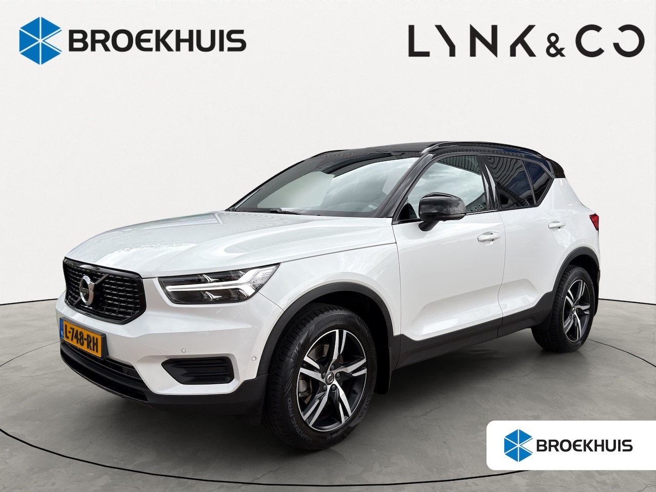 Volvo XC40 - T2 R-Design | 360 Camera | Trekhaak | Panoramadak | Premium audio | Stuurwiel verwarmd | - AutoWereld.nl