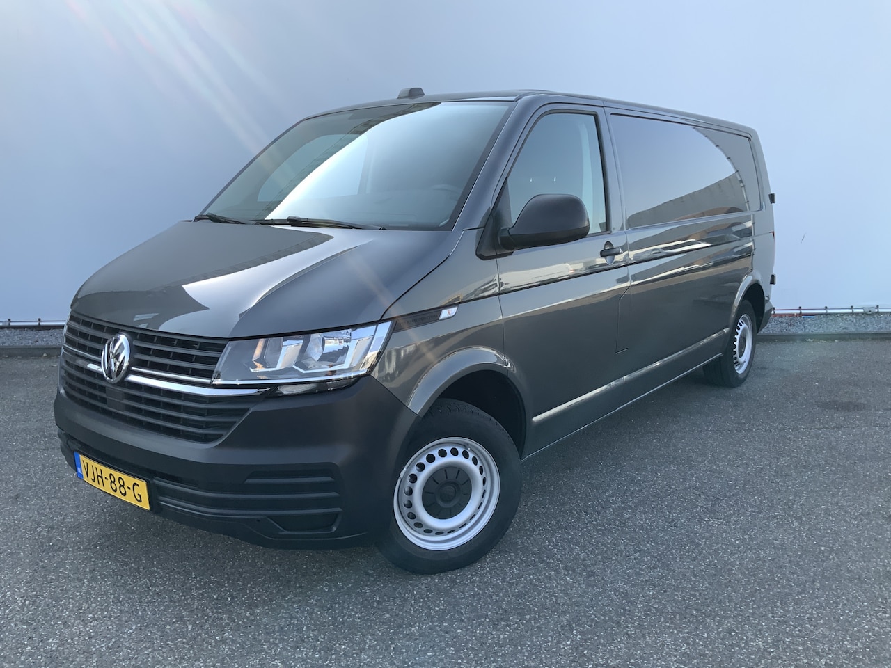 Volkswagen Transporter - 2.0 TDI L2H1 28 Economy Business Airco Cruise 3 Zits Trekhaak 2200 kg Euro 6 - AutoWereld.nl