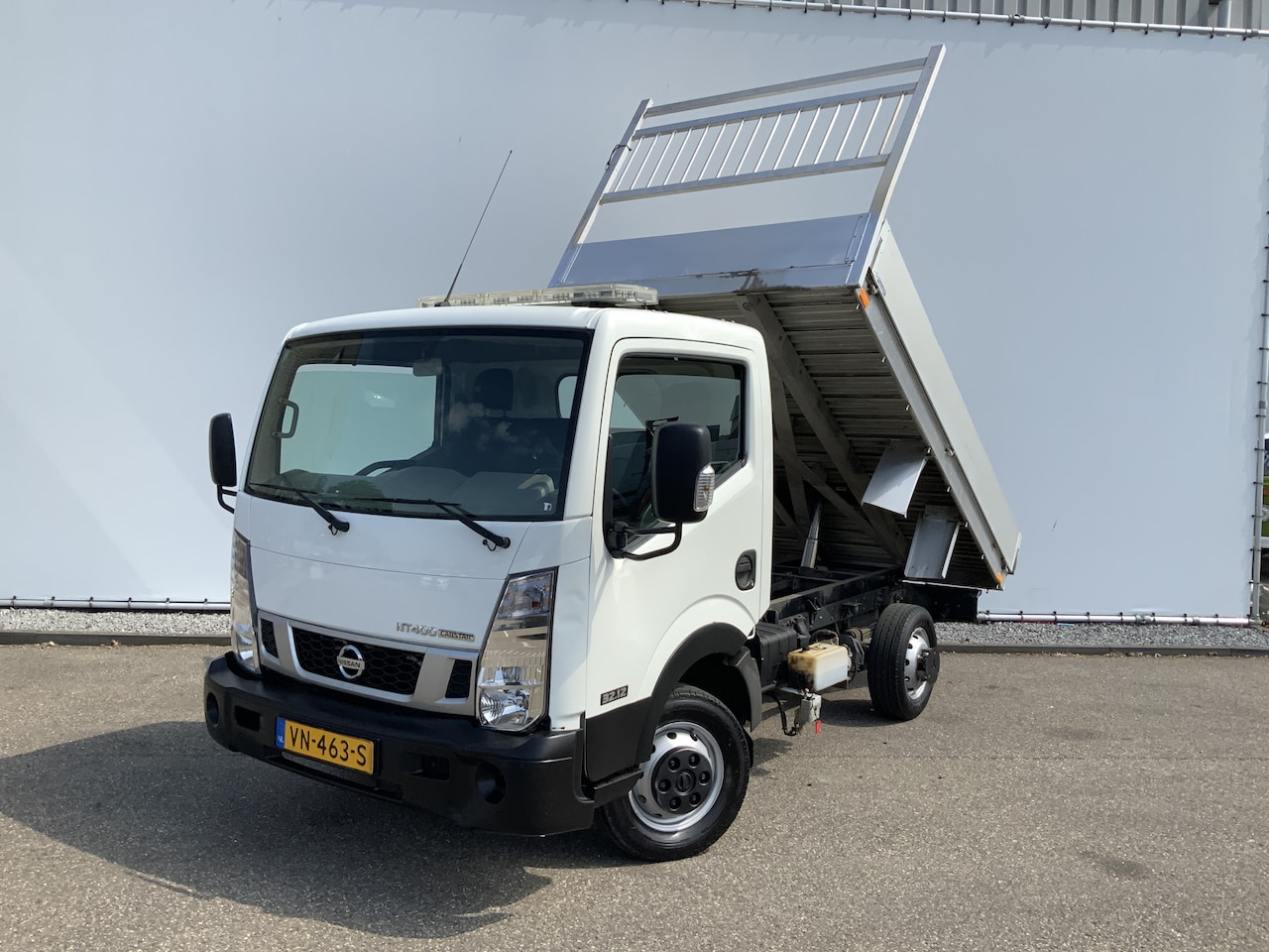 Nissan NT400 - 32.12 2.5 dCi 250 Kipper 3 Zits Trekhaak 2000 kg Euro 5 Bakmaat L.315/B.190/H.0.40 CM - AutoWereld.nl