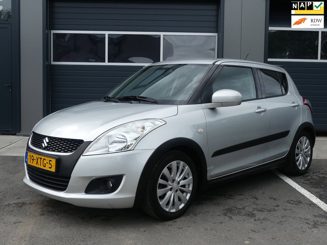 Suzuki Swift - 1.2 Exclusive ECC / Stoelverwarming / Bluetooth / 5-Drs / Lmv / Afnb. Trekhaak / NL-Auto N - AutoWereld.nl