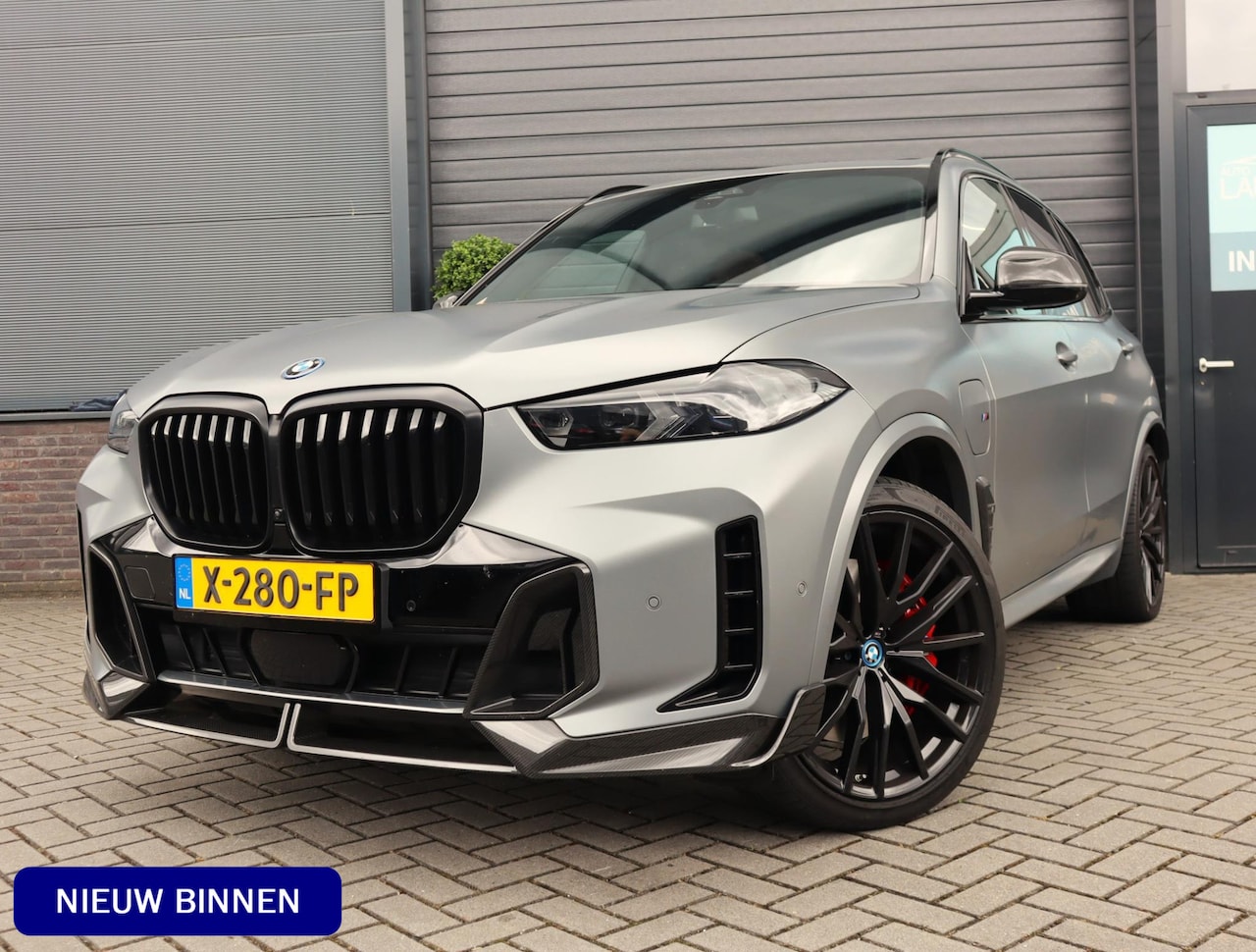 BMW X5 - xDrive50e M Sport | Sky Lounge | M Stoelen | Carbon Exterieur/Interieur | trekhaak | Bomvo - AutoWereld.nl