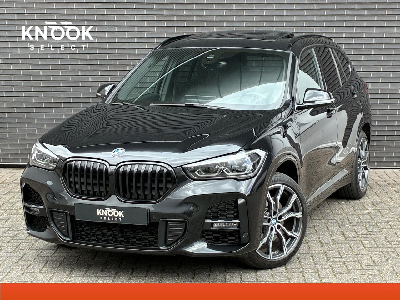 BMW X1 - xDrive25e High Executive M Sport Pakket Automaat / Panoramadak / Trekhaak / Shadow Line / - AutoWereld.nl