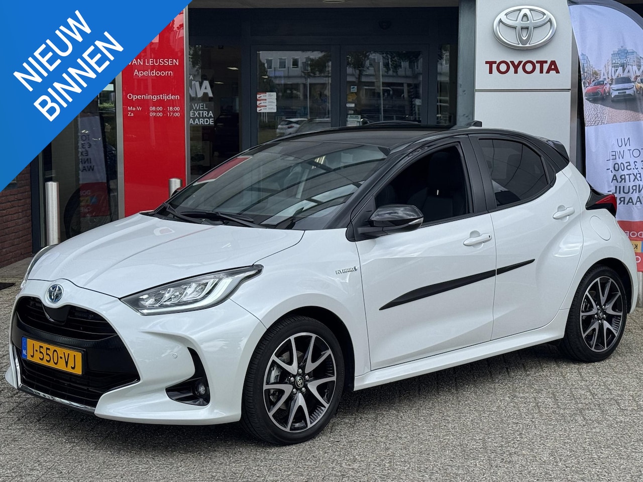 Toyota Yaris - 1.5 Hybrid Executive PANO HEAD-UP APPLE/ANDROID STOEL/STUURVERWARMING CAMERA PARK-SENSOREN - AutoWereld.nl