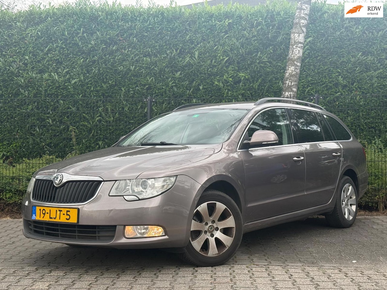 Skoda Superb Combi - 1.4 TSI Comfort Navigatie/Climate/Trekhaak **EXPORT KOOPJE** - AutoWereld.nl