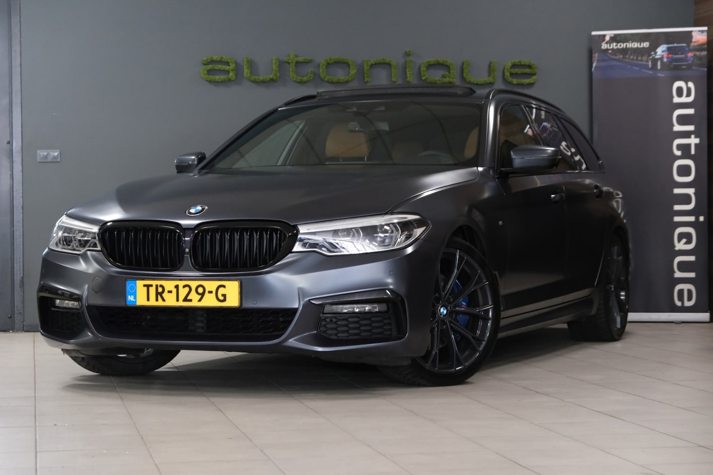 BMW 5-serie Touring - 530i High Executive *MAT Frozen Grey* Individual Leder PANORAMADAK UNIEKE AUTO!! - AutoWereld.nl