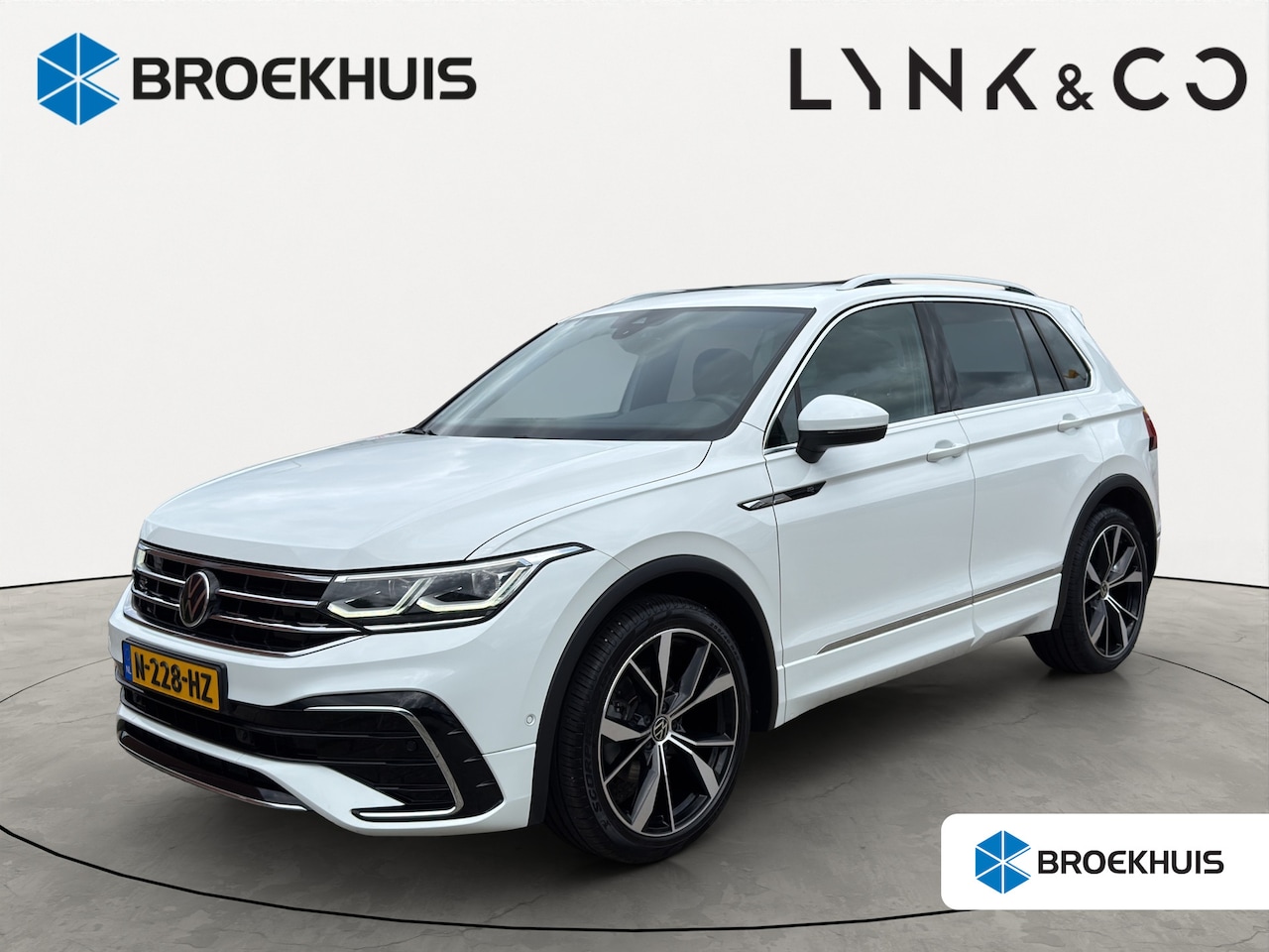 Volkswagen Tiguan - 1.5 TSI R-Line | Achteruitrijcamera | Cruise control adaptief met Stop&Go | Dodehoek detec - AutoWereld.nl