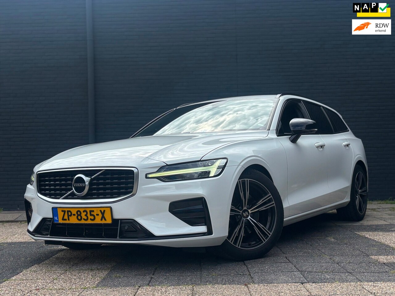Volvo V60 - 2.0 T4 R-Design | Memory | Stoelverwarming - AutoWereld.nl