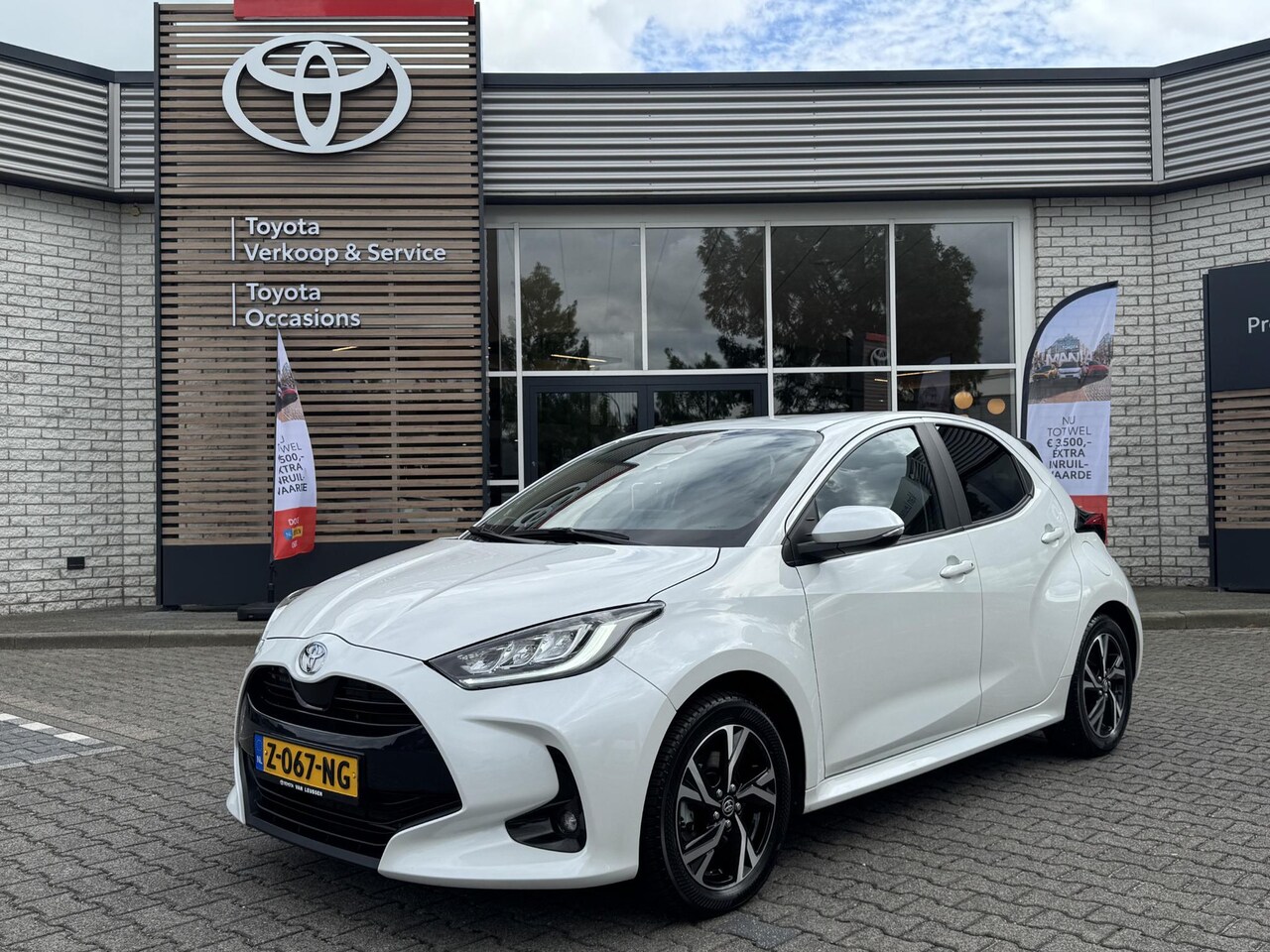 Toyota Yaris - HYBRID 115 FIRST EDITION AFN-TREKHAAK KEYLESS NAVI CAMERA PRIVACY GLASS ALL-SEASON AD-CRUI - AutoWereld.nl