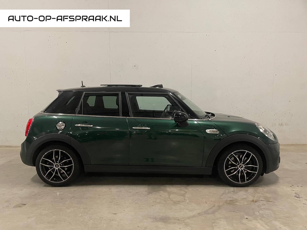 MINI 5-Deurs - 2.0 Cooper S Serious Pano Navi 192pk - AutoWereld.nl