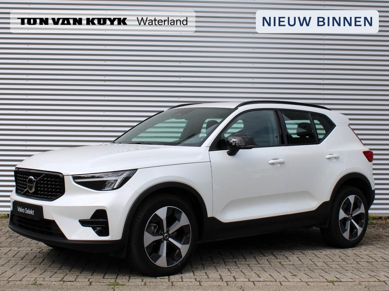 Volvo XC40 - 2.0 B4 Plus Dark Automaat / All Seasonbanden / Verwarmd voorruit / Trekhaak / Google Navig - AutoWereld.nl