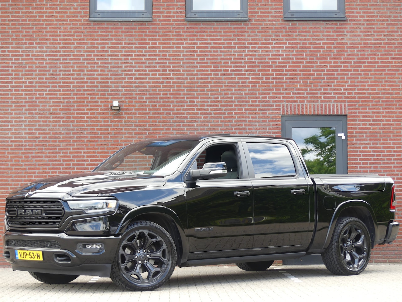 Dodge Ram 1500 - 5.7 V8 LIMITED PANO/Luchtvering/LED/Elek steps - AutoWereld.nl