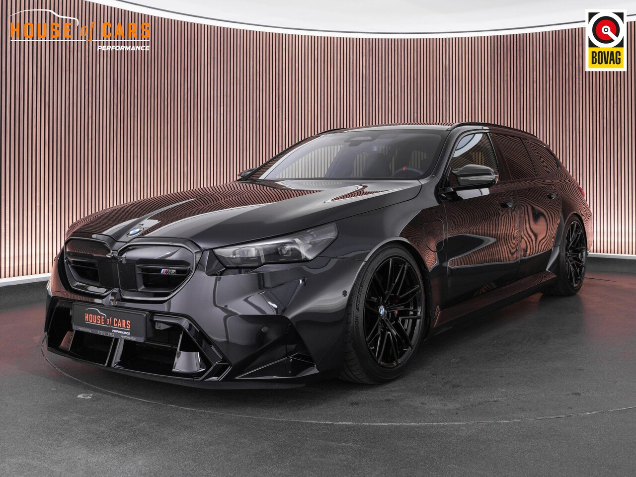 BMW M5 - Touring |BTW-auto|Cobra suspensions|B&W|pano|M-drive prof|iconic glow|carbon interieur|sto - AutoWereld.nl