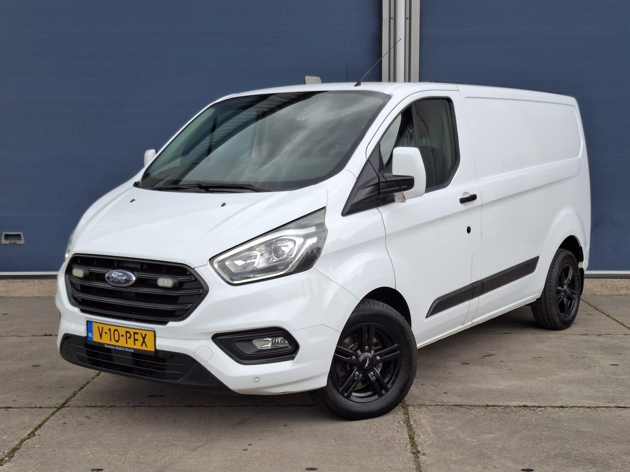 Ford Transit Custom - 340 2.0 TDCI L1H1 Ambiente AIRCO / CRUISE CONTROLE / 3 ZITS / TREKHAAK / EURO 6 - AutoWereld.nl