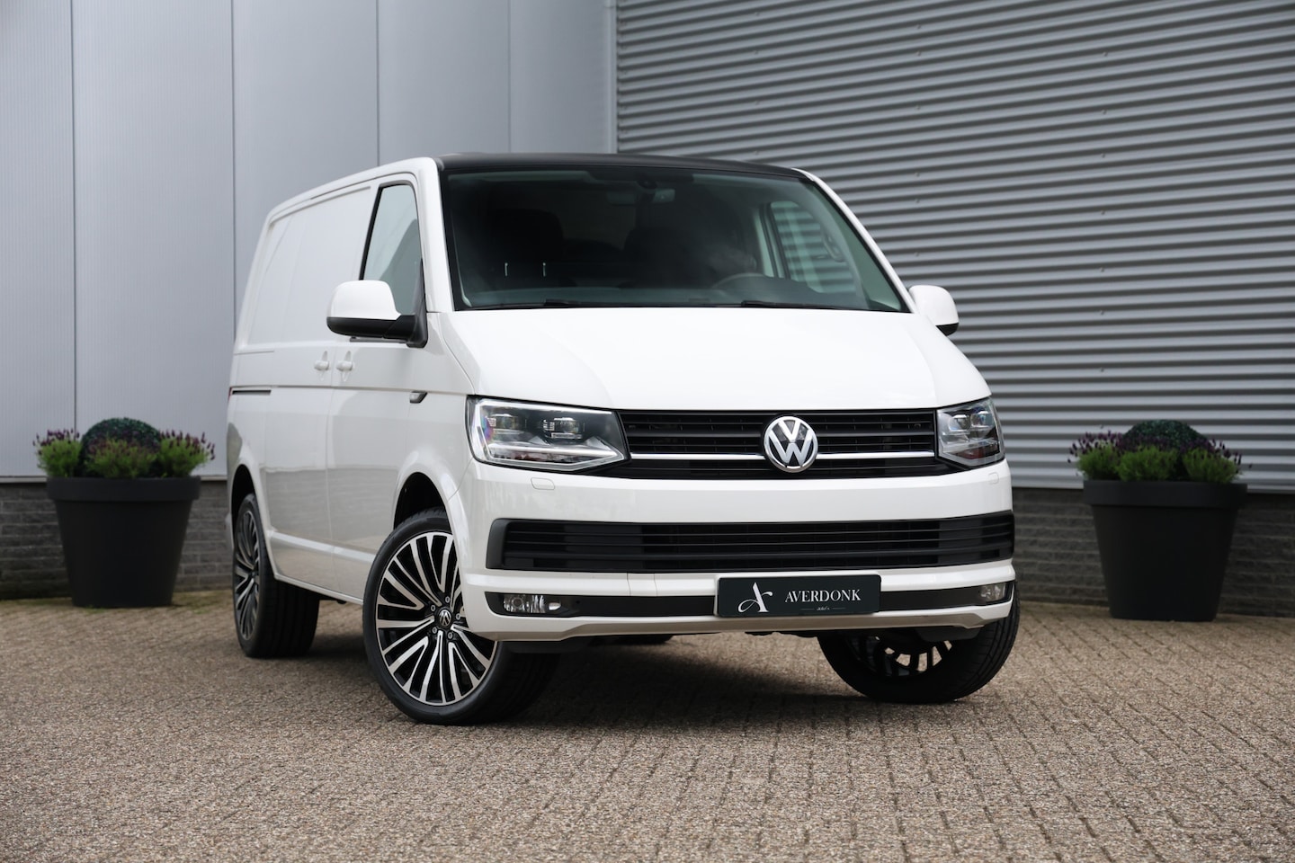 Volkswagen Transporter - 2.0 TSI L1H1 Highline Benzine Led|Stoelvw|Trekh|Verwarmde voorruit - AutoWereld.nl