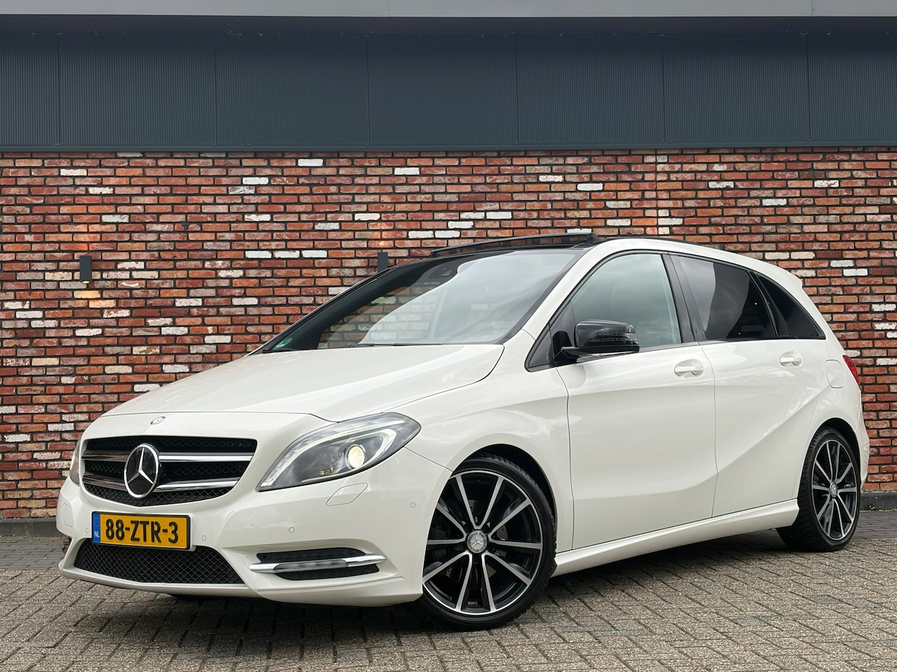 Mercedes-Benz B-klasse - 200 AMG Automaat Pano Trekhaak Memory Adap.Cruise Leer Led Voll.Onderhouden! - AutoWereld.nl