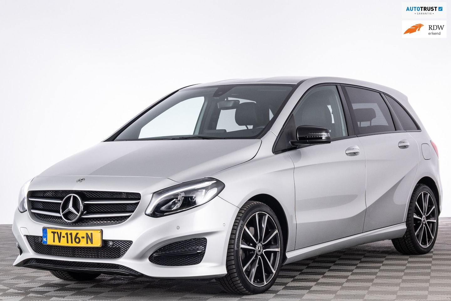 Mercedes-Benz B-klasse - 180 Ambition AMG Line Night pakket/Aut/18 Inch/Half leder/Ned auto/Navigatie - AutoWereld.nl