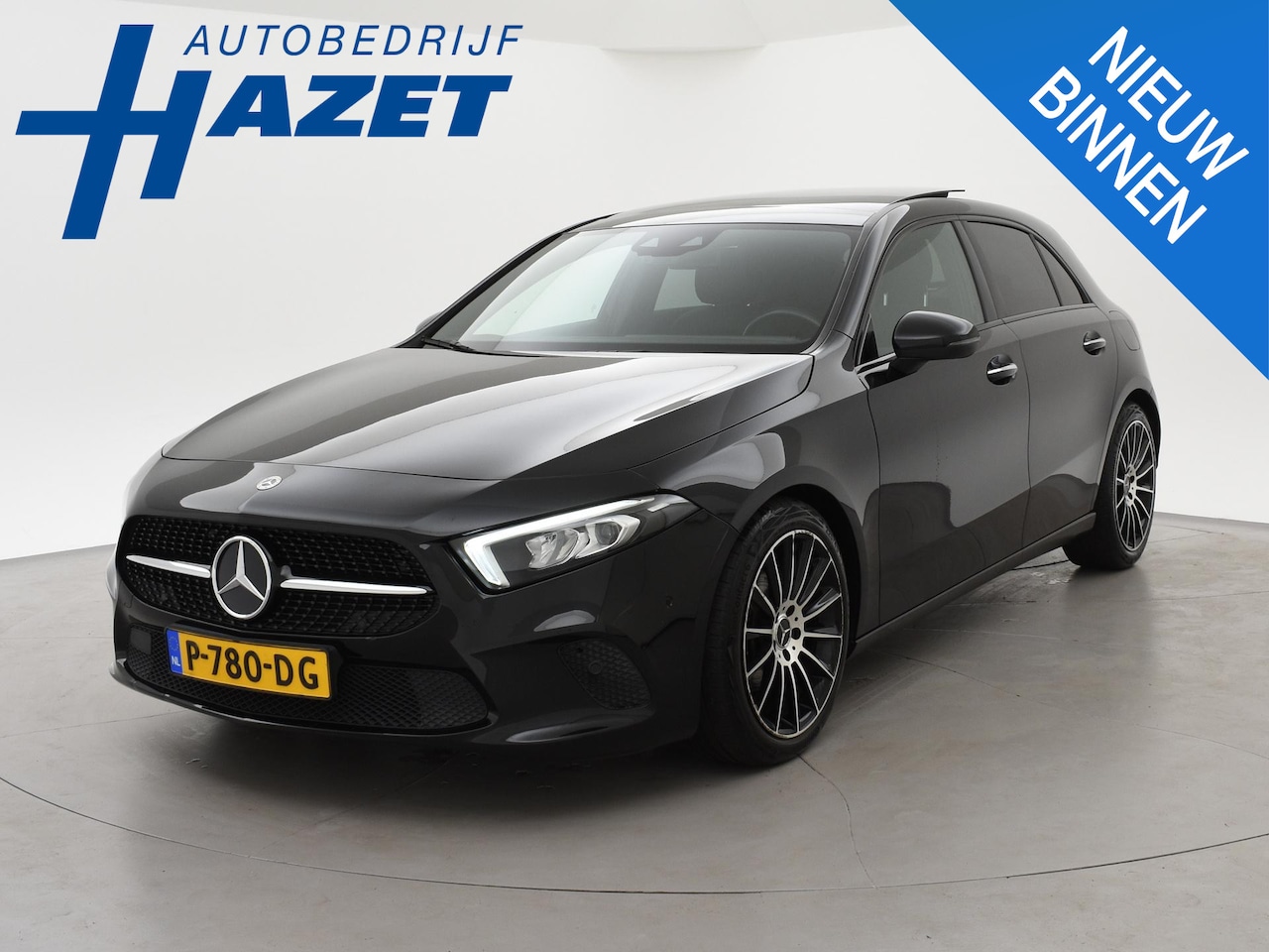 Mercedes-Benz A-klasse - 180 AUT. AMG NIGHT + PANORAMA SCHUIFDAK | SFEERVERLICHTING | MBUX WIDESCREEN | CAMERA - AutoWereld.nl