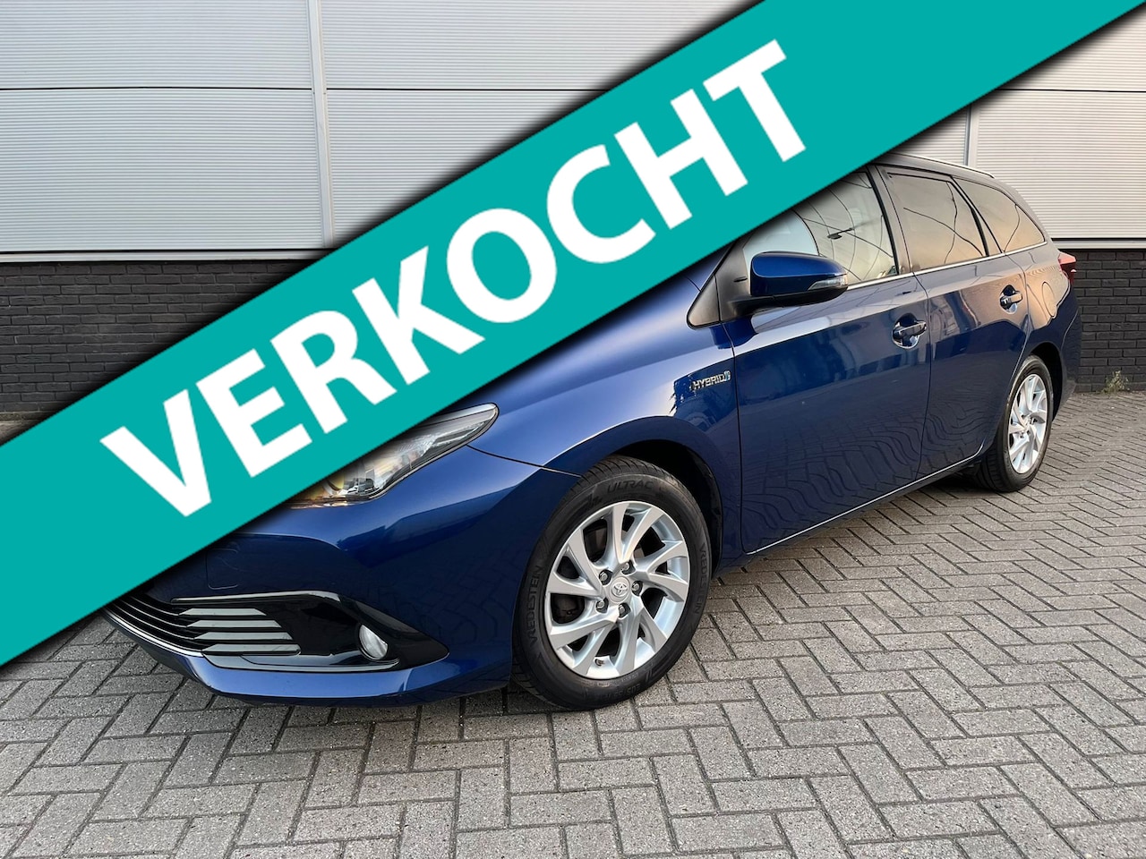 Toyota Auris - 1.8 Hybrid Executive Clima - camera -trekhaak - cruise control - LED - NAP - goed onderhou - AutoWereld.nl