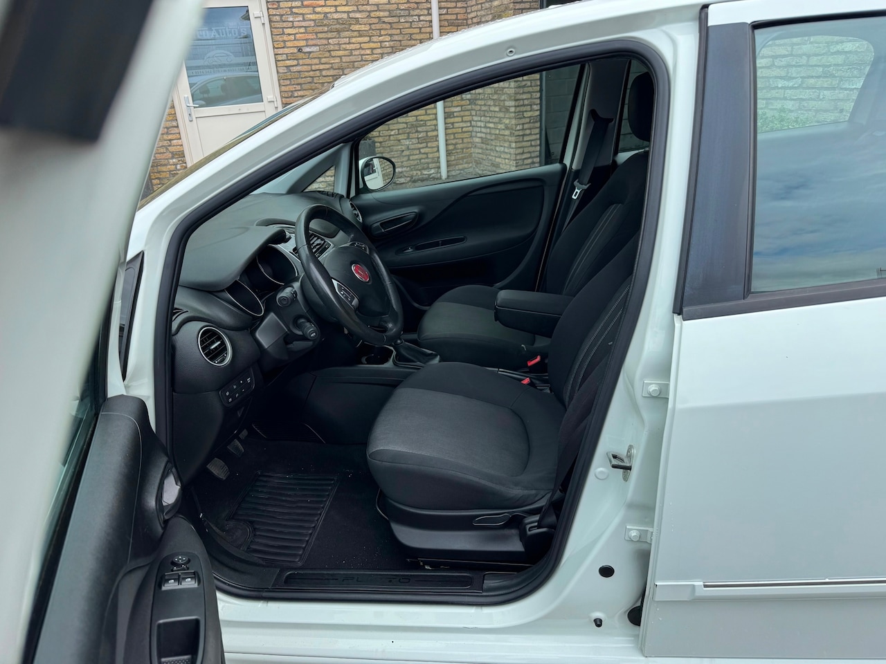 Fiat Punto Evo - 0.9 TwinAir Street Bj 2014 Zeer nette auto - AutoWereld.nl