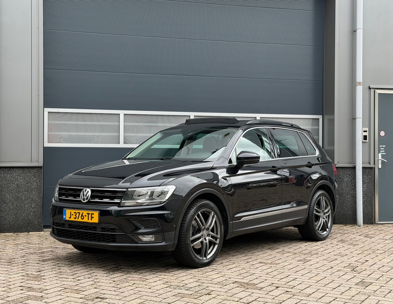 Volkswagen Tiguan - 1.4 TSI ACT Comfortline Business bj.2017 Pano|Camera|Trekh|Autom. - AutoWereld.nl