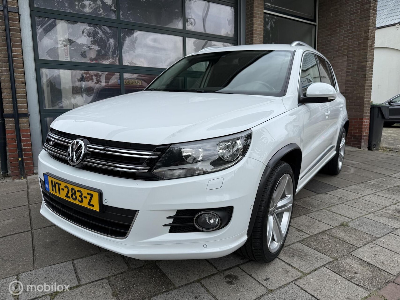Volkswagen Tiguan - 1.4 TSI R-Line Edition | Stoelverw | Trekhaak - AutoWereld.nl