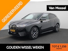 BMW iX - xDrive40 Executive 77 kWh | NAVIGATIE | HEAD UP DISPLAY | STUUR- & STOELVERWARMING | CAMER