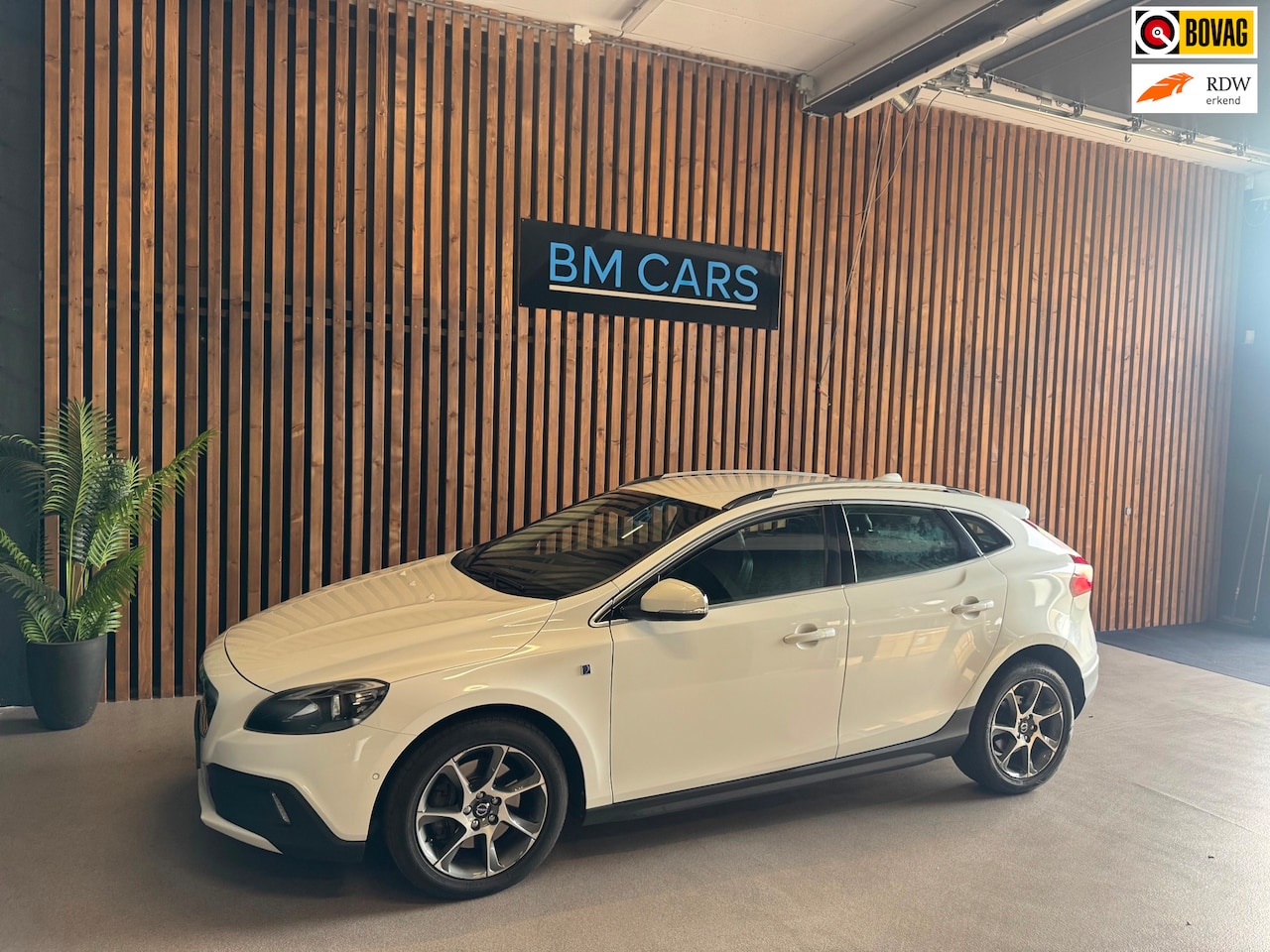 Volvo V40 Cross Country - 1.5 T3 Ocean Race Automaat,Leer,Navi - AutoWereld.nl