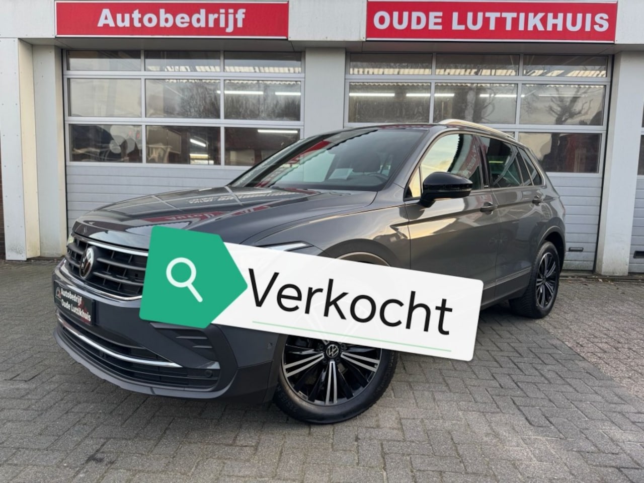 Volkswagen Tiguan - 1.5TSI 150PK DSG Active IQ-Light Virtual Camera ACC Trekhaak Navi - AutoWereld.nl