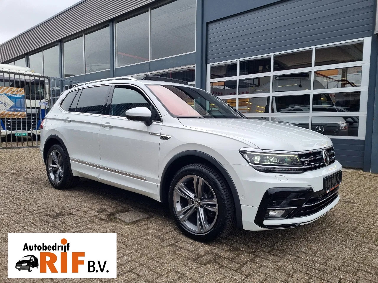 Volkswagen Tiguan Allspace - R-Line 7 Zits 2.0 benzine 4Motion 180 pk - AutoWereld.nl