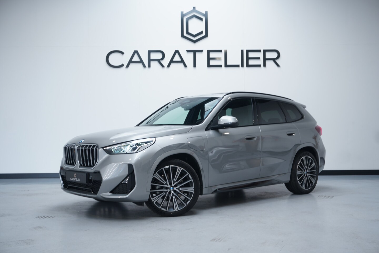 BMW X1 - xDrive25e / M-Sport / Panorama / 20 Inch / € 849 p/m - AutoWereld.nl