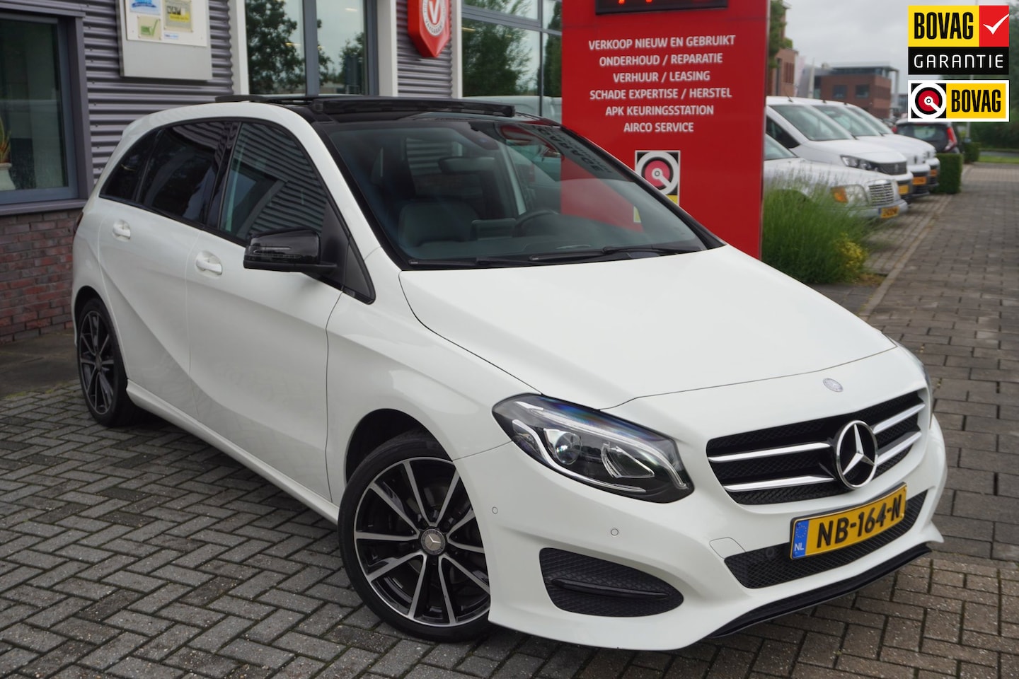 Mercedes-Benz B-klasse - 180 Ambition / Incl setje Winterwielen / Pano / Stoelverwarming / Trekhaak - AutoWereld.nl