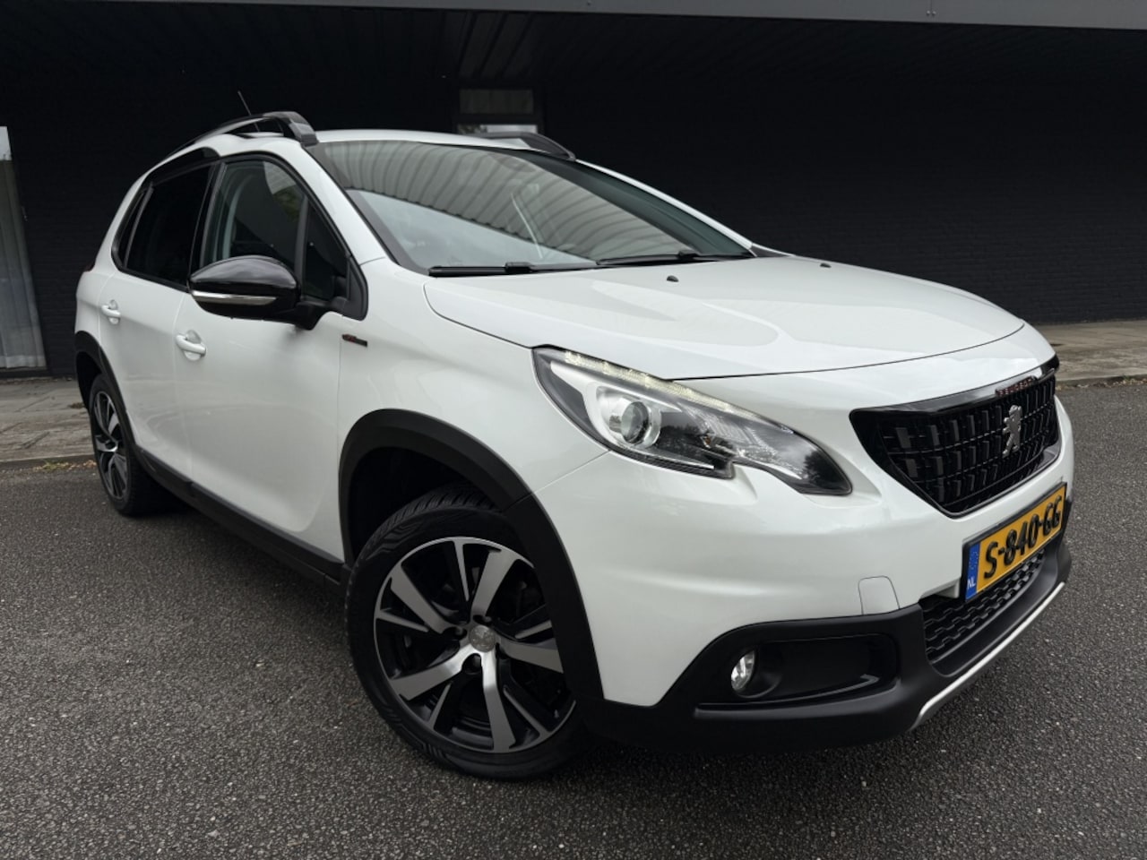 Peugeot 2008 - 1.2 PureTech GT-line - Trekhaak - Parelmoerwit - - AutoWereld.nl