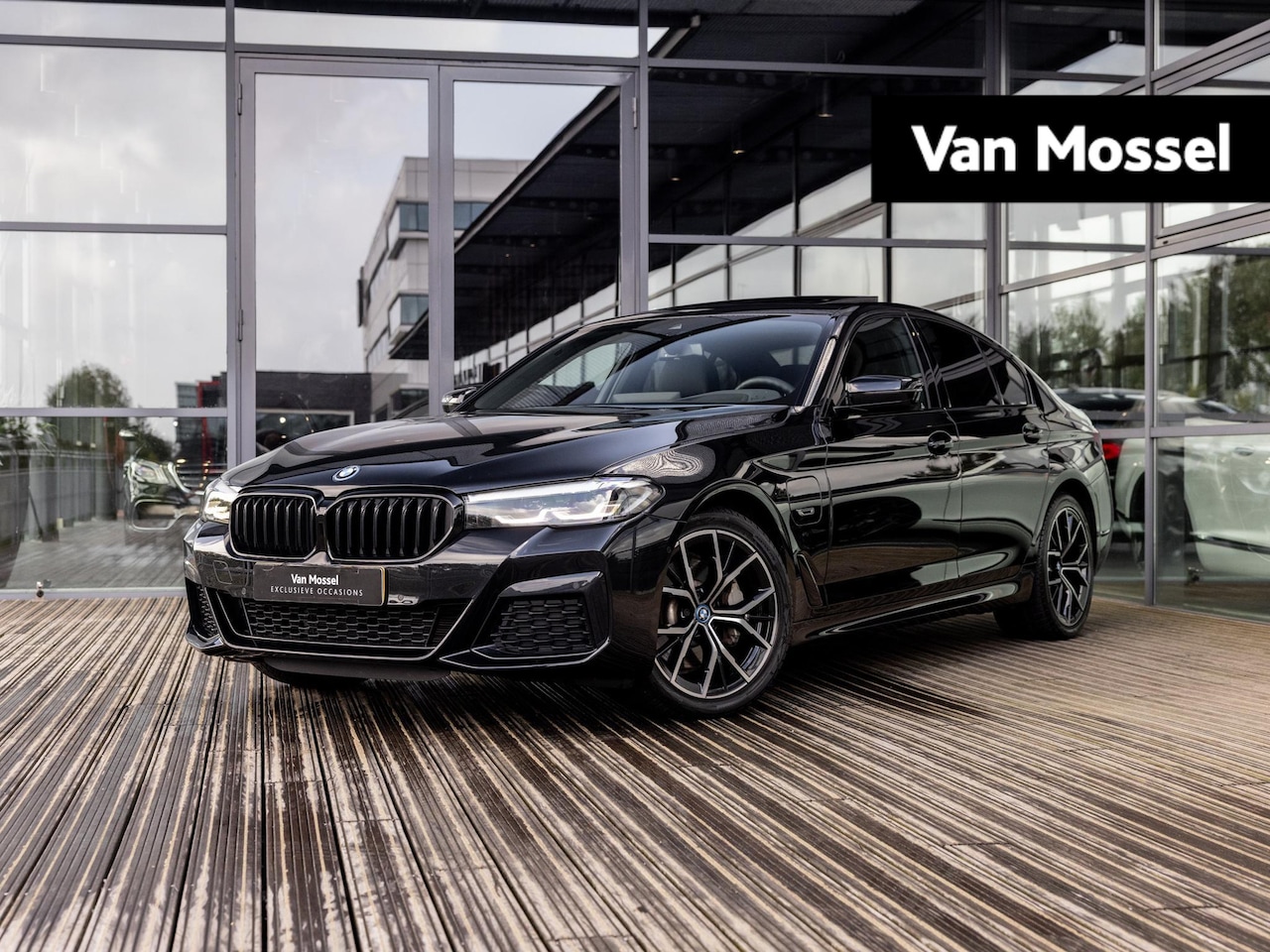 BMW 5-serie - 530e Business Edition Plus | Panoramadak | M Sport | M Aerodynamica | Apple Carplay / Andr - AutoWereld.nl