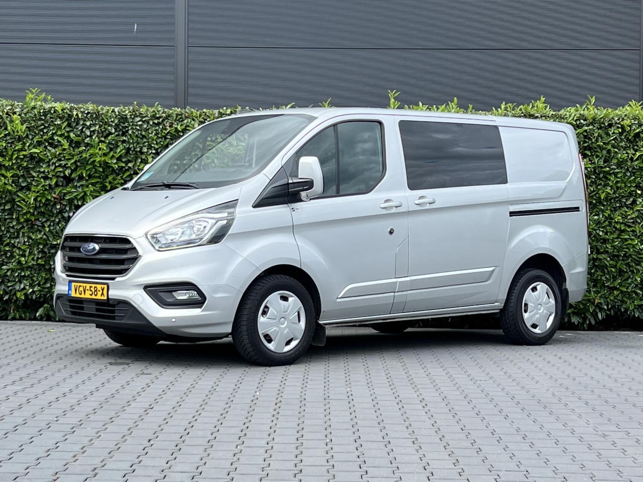 Ford Transit Custom - 300 2.0 TDCI L1H1 Limited DC 300 2.0 TDCI L1H1 Limited DC, DUBBEL CABINE, AIRCO, NAVIGATIE, CRUISE CONTROL, CAMERA, DUB - AutoWereld.nl