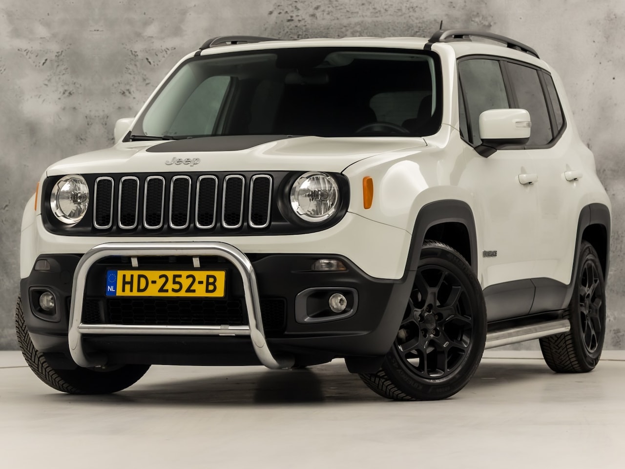 Jeep Renegade - 1.4 MultiAir Longitude Automaat (NAVIGATIE, CRUISE, GETINT GLAS, SPORTSTOELEN, PARKEERSENS - AutoWereld.nl