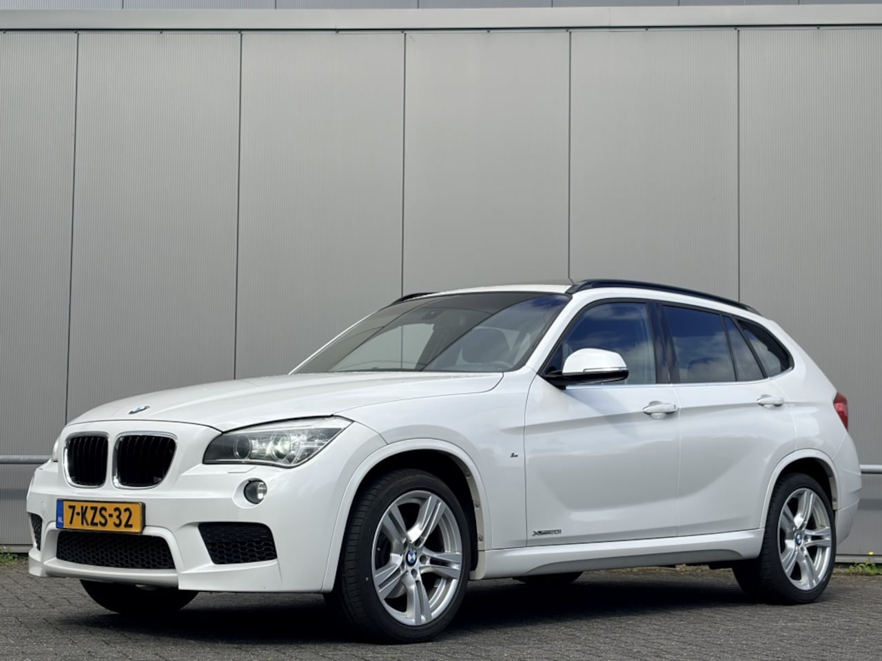 BMW X1 - xDrive20i M pakket High Exec. - pano - airco - cruise - navi - n - AutoWereld.nl