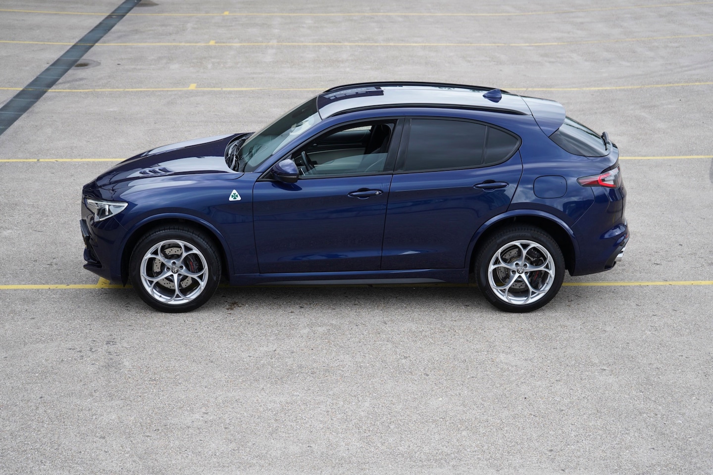 Alfa Romeo Stelvio - 2.9 V6 AWD Quadrifoglio Blu Monte Carlo - AutoWereld.nl