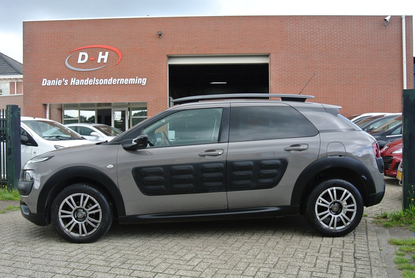 Citroën C4 Cactus - 1.2 PureTech Shine airco inruil mogelijk nap - AutoWereld.nl