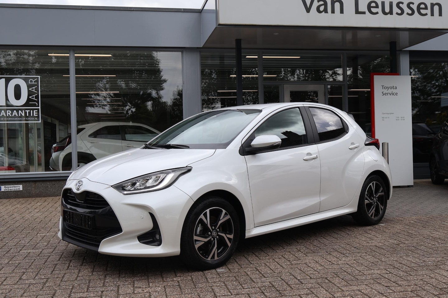 Toyota Yaris - 1.5 HYBRID 115 STYLE STOEL-STUUR VERW. DODEHOEK LED KOPLAMPEN KEYLESS PARK.SENSOREN V+A - AutoWereld.nl