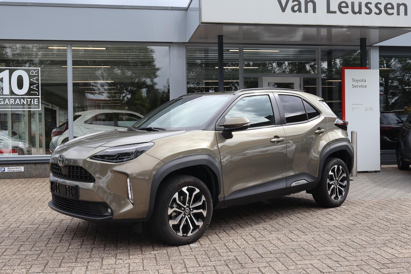 Toyota Yaris Cross - 1.5 HYBRID 115 STYLE STOEL-STUUR & RUITENWISSER. KEYLESS DRAADLOZE TEL.LADER - AutoWereld.nl