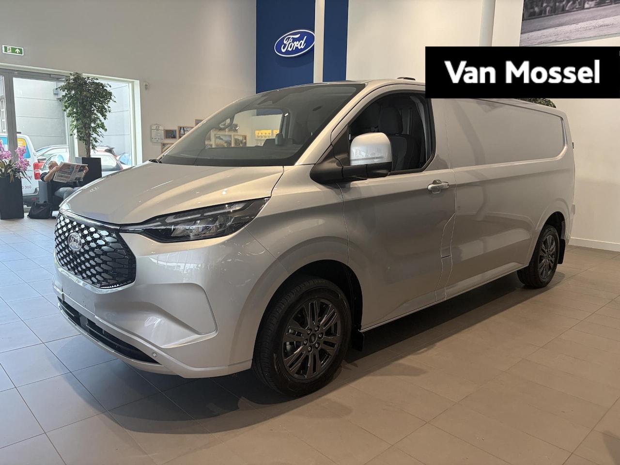 Ford Transit Custom - E-Transit 340 L2H1 Limited 71 kWh | NAVI | CARPLAY | 17 INCH LMV | 360 CAMERA | TREKHAAKVO - AutoWereld.nl