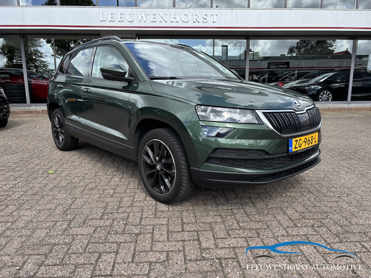 Skoda Karoq - 1.0 TSI Ambition AUTOMAAT, elek. a.klep, leer, standkachel, UNIEKE kleur - AutoWereld.nl