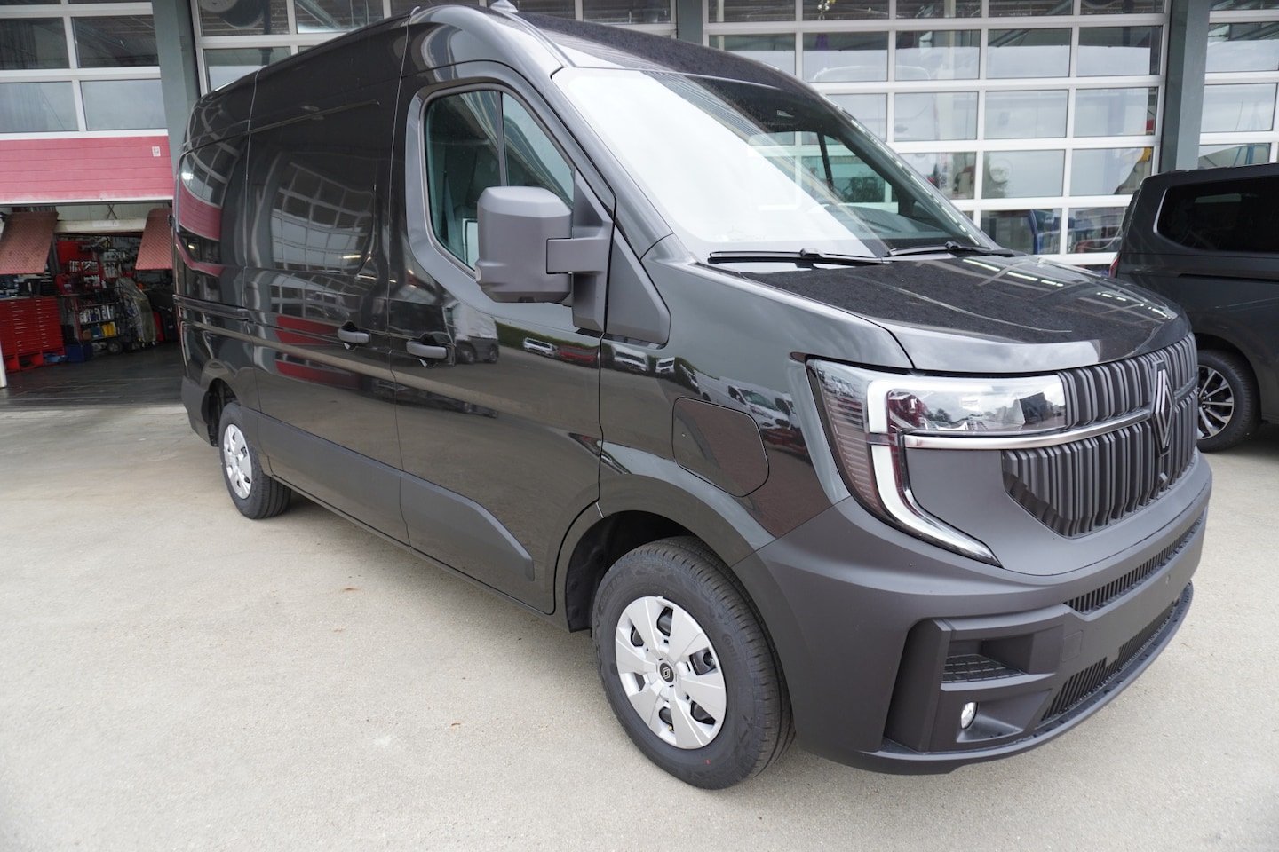 Renault Master E-Tech - T35 L2H2 Extra long range 87 kWh Automaat Schuifdeur L+R Airco | Navi | Leder | Trekhaak | - AutoWereld.nl