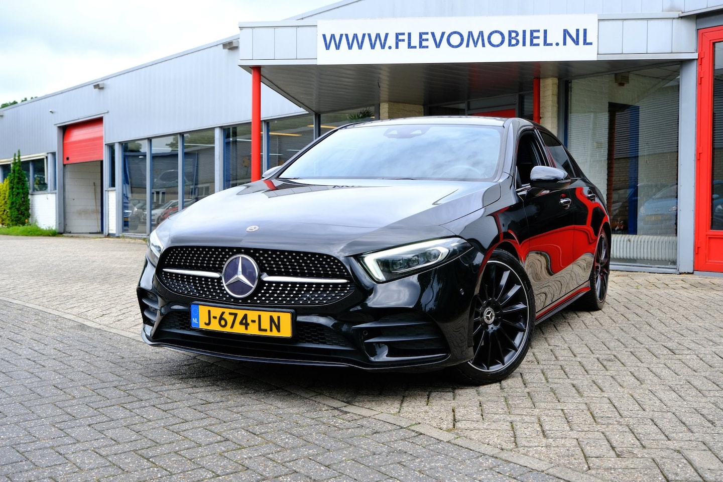 Mercedes-Benz A-klasse - 180 d AMG Premium Plus Aut. Pano|Sfeer|Leder-Alcant.|Sportstoelen|Cam - AutoWereld.nl